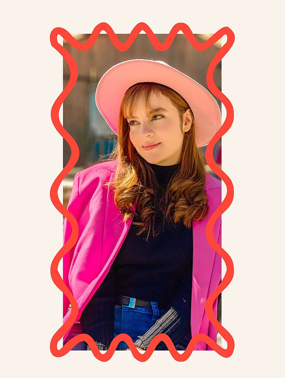 Andrea OM con sombrero rosa y chaqueta fucsia