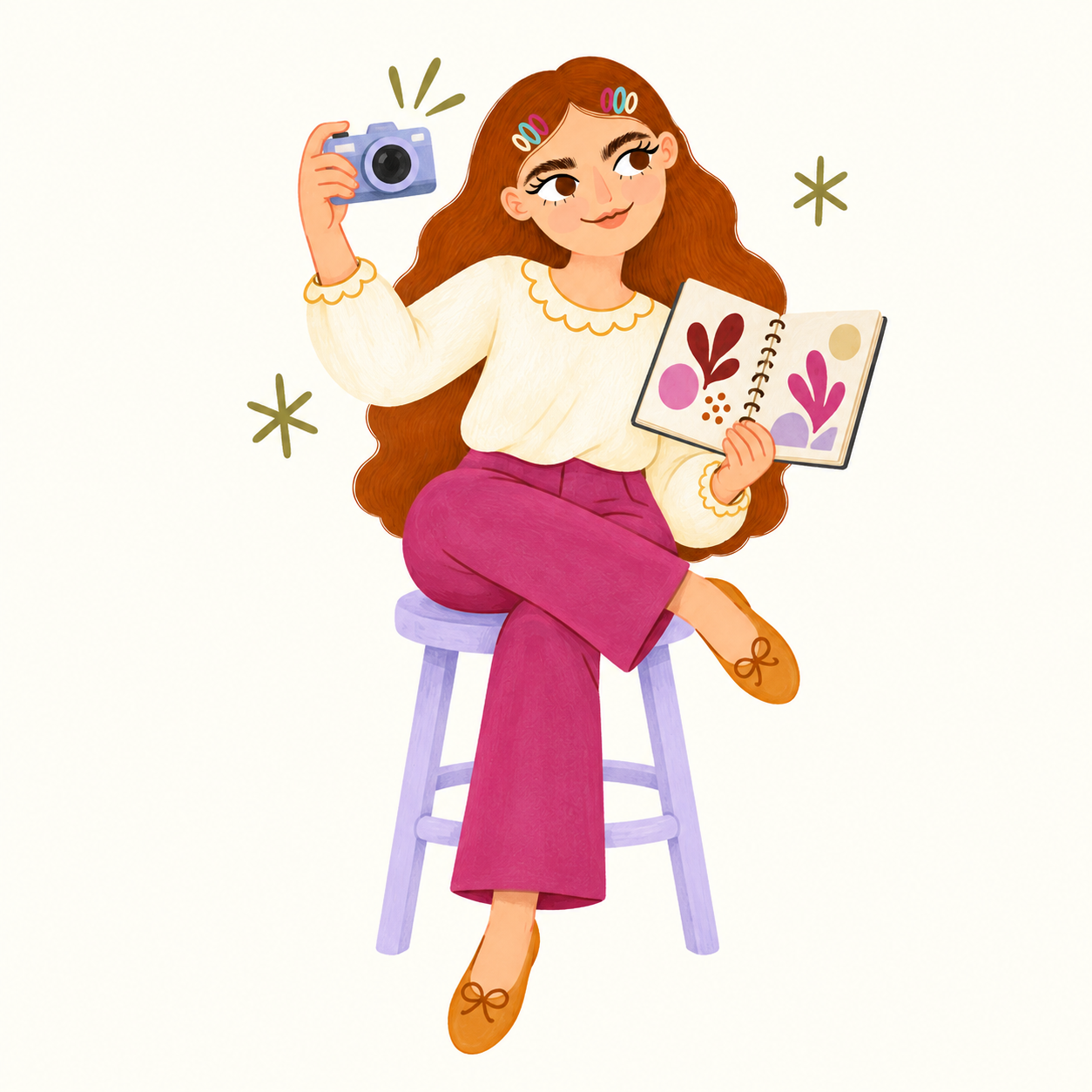 Andrea creando contenido con una cámara y un cuaderno